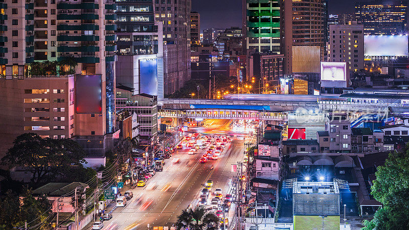 曼谷城市天际线，Asoke路口，Asoke Montri路，素坤逸商务区夜景，高角度观看BTS空中列车城市交通，泰国